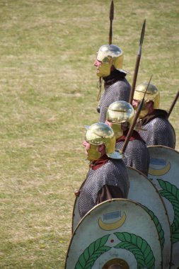 Old Sarum - 27 Mayıs 2019: Roma askerleri. Yeniden canlandırma grubu Clash of the Ros 'un bir parçası olarak, Roma lejyonlarının İngiltere' nin işgali sırasında nasıl yaşadıklarını ve nasıl savaştıklarını göstermek için ülkeyi geziyorlar.