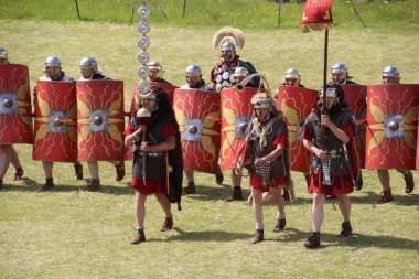 Old Sarum - 27 Mayıs 2019: Roma askerleri. Yeniden canlandırma grubu Clash of the Ros 'un bir parçası olarak, Roma lejyonlarının İngiltere' nin işgali sırasında nasıl yaşadıklarını ve nasıl savaştıklarını göstermek için ülkeyi geziyorlar.