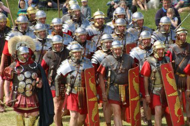 Old Sarum - 27 Mayıs 2019: Roma askerleri. Yeniden canlandırma grubu Clash of the Ros 'un bir parçası olarak, Roma lejyonlarının İngiltere' nin işgali sırasında nasıl yaşadıklarını ve nasıl savaştıklarını göstermek için ülkeyi geziyorlar.