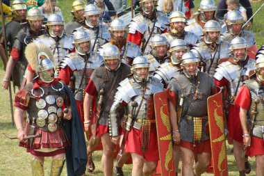 Old Sarum - 27 Mayıs 2019: Roma askerleri. Yeniden canlandırma grubu Clash of the Ros 'un bir parçası olarak, Roma lejyonlarının İngiltere' nin işgali sırasında nasıl yaşadıklarını ve nasıl savaştıklarını göstermek için ülkeyi geziyorlar.
