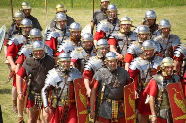 Old Sarum - 27 Mayıs 2019: Roma askerleri. Yeniden canlandırma grubu Clash of the Ros 'un bir parçası olarak, Roma lejyonlarının İngiltere' nin işgali sırasında nasıl yaşadıklarını ve nasıl savaştıklarını göstermek için ülkeyi geziyorlar.