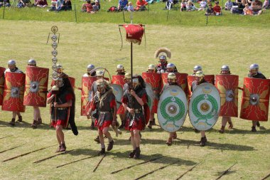 Old Sarum - 27 Mayıs 2019: Roma askerleri. Yeniden canlandırma grubu Clash of the Ros 'un bir parçası olarak, Roma lejyonlarının İngiltere' nin işgali sırasında nasıl yaşadıklarını ve nasıl savaştıklarını göstermek için ülkeyi geziyorlar.