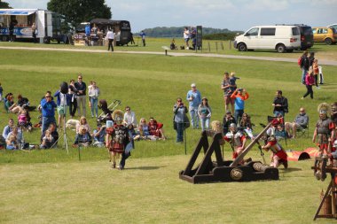 Old Sarum - 27 Mayıs 2019: Roma askerleri. Yeniden canlandırma grubu Clash of the Ros 'un bir parçası olarak, Roma lejyonlarının İngiltere' nin işgali sırasında nasıl yaşadıklarını ve nasıl savaştıklarını göstermek için ülkeyi geziyorlar.