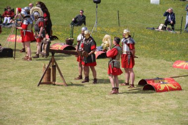 Old Sarum - 27 Mayıs 2019: Roma askerleri. Yeniden canlandırma grubu Clash of the Ros 'un bir parçası olarak, Roma lejyonlarının İngiltere' nin işgali sırasında nasıl yaşadıklarını ve nasıl savaştıklarını göstermek için ülkeyi geziyorlar.