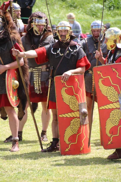 Old Sarum - 27 Mayıs 2019: Roma askeri. Yeniden canlandırma grubu Clash of the Ros 'un bir parçası olarak, Roma lejyonlarının İngiltere' nin işgali sırasında nasıl yaşadıklarını ve nasıl savaştıklarını göstermek için ülkeyi geziyorlar.