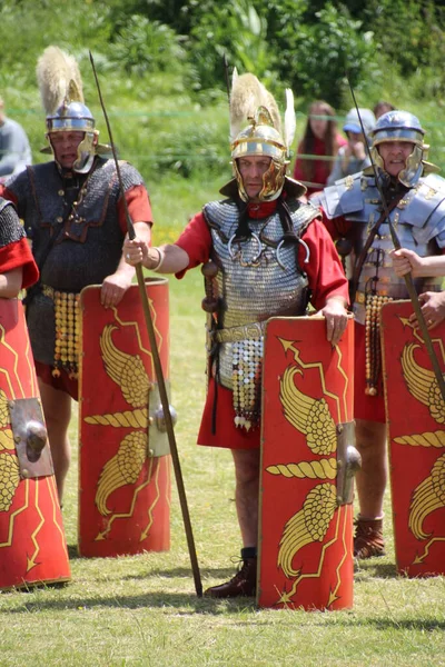 Old Sarum - 27 Mayıs 2019: Roma askeri. Yeniden canlandırma grubu Clash of the Ros 'un bir parçası olarak, Roma lejyonlarının İngiltere' nin işgali sırasında nasıl yaşadıklarını ve nasıl savaştıklarını göstermek için ülkeyi geziyorlar.