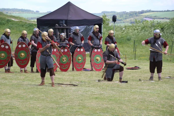 Old Sarum - 27 Mayıs 2019: Roma askerleri. Yeniden canlandırma grubu Clash of the Ros 'un bir parçası olarak, Roma lejyonlarının İngiltere' nin işgali sırasında nasıl yaşadıklarını ve nasıl savaştıklarını göstermek için ülkeyi geziyorlar.