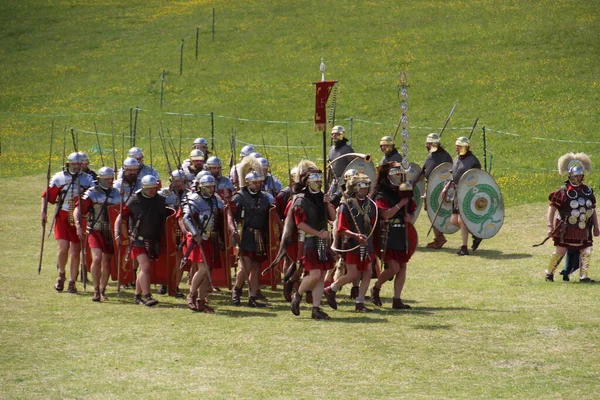 Old Sarum - 27 Mayıs 2019: Roma askerleri. Yeniden canlandırma grubu Clash of the Ros 'un bir parçası olarak, Roma lejyonlarının İngiltere' nin işgali sırasında nasıl yaşadıklarını ve nasıl savaştıklarını göstermek için ülkeyi geziyorlar.
