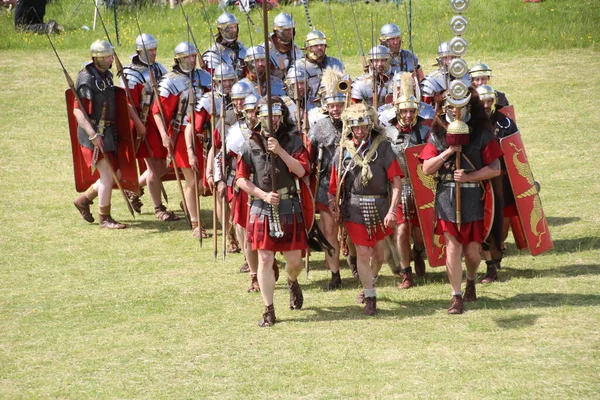 Old Sarum - 27 Mayıs 2019: Roma askerleri. Yeniden canlandırma grubu Clash of the Ros 'un bir parçası olarak, Roma lejyonlarının İngiltere' nin işgali sırasında nasıl yaşadıklarını ve nasıl savaştıklarını göstermek için ülkeyi geziyorlar.