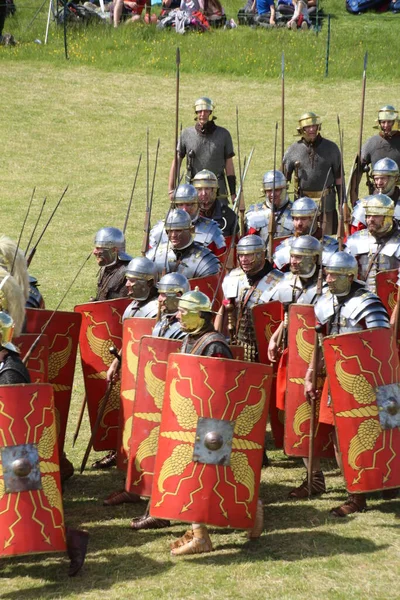 Old Sarum - 27 Mayıs 2019: Roma askerleri. Yeniden canlandırma grubu Clash of the Ros 'un bir parçası olarak, Roma lejyonlarının İngiltere' nin işgali sırasında nasıl yaşadıklarını ve nasıl savaştıklarını göstermek için ülkeyi geziyorlar.