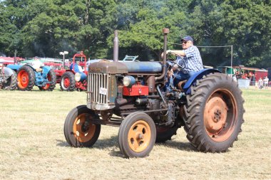Southampton, İngiltere - 28 Temmuz 2019: Yıllık Netley Steam and Craft Show 'da eski traktör sergileniyor.