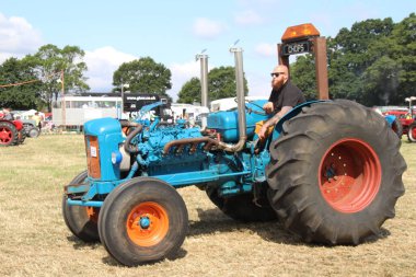 Southampton, İngiltere - 28 Temmuz 2019: Yıllık Netley Steam and Craft Show 'da eski traktör sergileniyor.