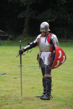 Battle, UK - 14 Temmuz 2019: Knights turnuvası. Yaz boyunca birçok yerde düzenlendi. Dört şövalye, kimin şampiyon olduğunu belirlemek için kılıç, yay, topuz vs. kullanarak bir dizi denemede birbirlerine karşı yarışıyorlar..
