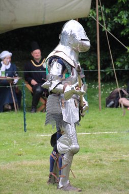 Battle, UK - 14 Temmuz 2019: Knights turnuvası. Yaz boyunca birçok yerde düzenlendi. Dört şövalye, kimin şampiyon olduğunu belirlemek için kılıç, yay, topuz vs. kullanarak bir dizi denemede birbirlerine karşı yarışıyorlar..