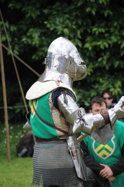 Battle, UK - 14 Temmuz 2019: Knights turnuvası. Yaz boyunca birçok yerde düzenlendi. Dört şövalye, kimin şampiyon olduğunu belirlemek için kılıç, yay, topuz vs. kullanarak bir dizi denemede birbirlerine karşı yarışıyorlar..