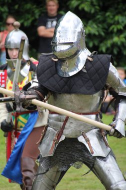 Battle, UK - 14 Temmuz 2019: Knights turnuvası. Yaz boyunca birçok yerde düzenlendi. Dört şövalye, kimin şampiyon olduğunu belirlemek için kılıç, yay, topuz vs. kullanarak bir dizi denemede birbirlerine karşı yarışıyorlar..