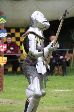 Battle, UK - 14 Temmuz 2019: Knights turnuvası. Yaz boyunca birçok yerde düzenlendi. Dört şövalye, kimin şampiyon olduğunu belirlemek için kılıç, yay, topuz vs. kullanarak bir dizi denemede birbirlerine karşı yarışıyorlar..