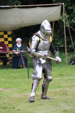 Battle, UK - 14 Temmuz 2019: Knights turnuvası. Yaz boyunca birçok yerde düzenlendi. Dört şövalye, kimin şampiyon olduğunu belirlemek için kılıç, yay, topuz vs. kullanarak bir dizi denemede birbirlerine karşı yarışıyorlar..