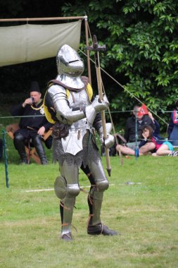 Battle, UK - 14 Temmuz 2019: Knights turnuvası. Yaz boyunca birçok yerde düzenlendi. Dört şövalye, kimin şampiyon olduğunu belirlemek için kılıç, yay, topuz vs. kullanarak bir dizi denemede birbirlerine karşı yarışıyorlar..