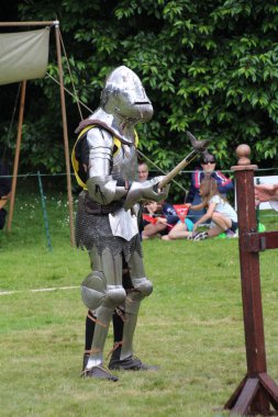 Battle, UK - 14 Temmuz 2019: Knights turnuvası. Yaz boyunca birçok yerde düzenlendi. Dört şövalye, kimin şampiyon olduğunu belirlemek için kılıç, yay, topuz vs. kullanarak bir dizi denemede birbirlerine karşı yarışıyorlar..