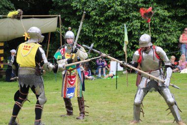 Battle, UK - 14 Temmuz 2019: Knights turnuvası. Yaz boyunca birçok yerde düzenlendi. Dört şövalye, kimin şampiyon olduğunu belirlemek için kılıç, yay, topuz vs. kullanarak bir dizi denemede birbirlerine karşı yarışıyorlar..