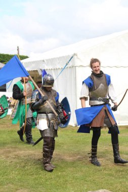 Battle, UK - 14 Temmuz 2019: Knights turnuvası. Yaz boyunca birçok yerde düzenlendi. Dört şövalye, kimin şampiyon olduğunu belirlemek için kılıç, yay, topuz vs. kullanarak bir dizi denemede birbirlerine karşı yarışıyorlar..