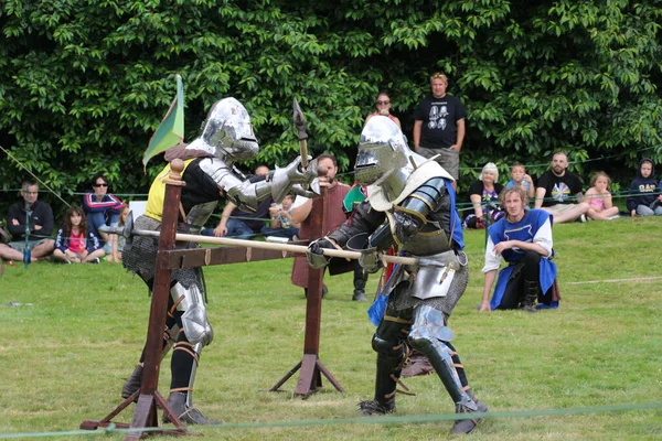 英国战役 2019年7月14日 骑士锦标赛 整个夏天在几个地点举行 在一系列使用剑 棍棒等的试验中 四个骑士的再表演者互相竞争 以确定谁是冠军 — 图库照片