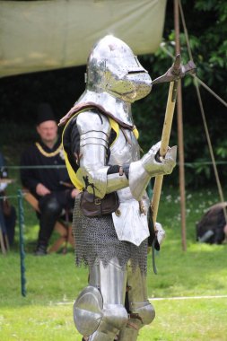 Battle, UK - 14 Temmuz 2019: Knights turnuvası. Yaz boyunca birçok yerde düzenlendi. Dört şövalye, kimin şampiyon olduğunu belirlemek için kılıç, yay, topuz vs. kullanarak bir dizi denemede birbirlerine karşı yarışıyorlar..