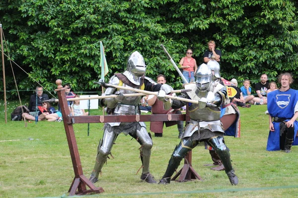 イギリスの戦い 2019 騎士トーナメント 夏を通していくつかの場所で開催された 4人の騎士の再出場者は チャンピオンであるかを確立するために ロングボウ マウスなどを使用して一連の試験で互いに競い合います — ストック写真
