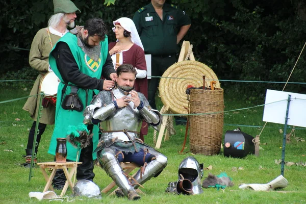 Battle, UK - 14 Temmuz 2019: Knights turnuvası. Yaz boyunca birçok yerde düzenlendi. Dört şövalye, kimin şampiyon olduğunu belirlemek için kılıç, yay, topuz vs. kullanarak bir dizi denemede birbirlerine karşı yarışıyorlar..