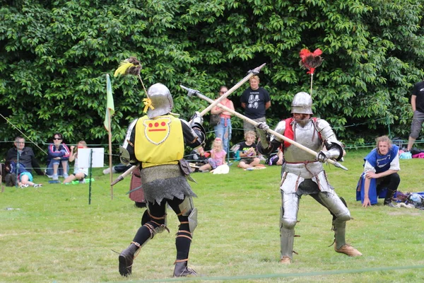 英国战役 2019年7月14日 骑士锦标赛 整个夏天在几个地点举行 在一系列使用剑 棍棒等的试验中 四个骑士的再表演者互相竞争 以确定谁是冠军 — 图库照片