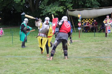 Battle, UK - 14 Temmuz 2019: Knights turnuvası. Yaz boyunca birçok yerde düzenlendi. Dört şövalye, kimin şampiyon olduğunu belirlemek için kılıç, yay, topuz vs. kullanarak bir dizi denemede birbirlerine karşı yarışıyorlar..