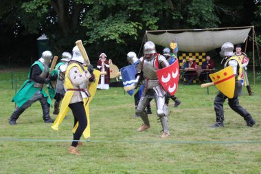 Battle, UK - 14 Temmuz 2019: Knights turnuvası. Yaz boyunca birçok yerde düzenlendi. Dört şövalye, kimin şampiyon olduğunu belirlemek için kılıç, yay, topuz vs. kullanarak bir dizi denemede birbirlerine karşı yarışıyorlar..