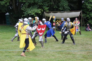 Battle, UK - 14 Temmuz 2019: Knights turnuvası. Yaz boyunca birçok yerde düzenlendi. Dört şövalye, kimin şampiyon olduğunu belirlemek için kılıç, yay, topuz vs. kullanarak bir dizi denemede birbirlerine karşı yarışıyorlar..