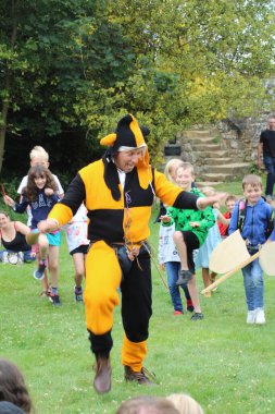 Battle, UK - 14 Temmuz 2019: Ortaçağ aptalı Knights Turnuvası 'ndaki kalabalığı eğlendiriyor.