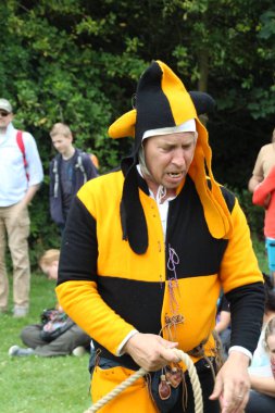 Battle, UK - 14 Temmuz 2019: Ortaçağ aptalı Knights Turnuvası 'ndaki kalabalığı eğlendiriyor.