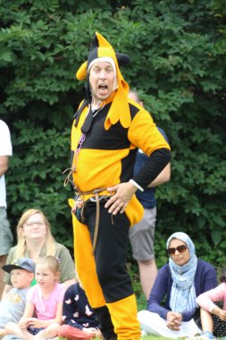 Battle, UK - 14 Temmuz 2019: Ortaçağ aptalı Knights Turnuvası 'ndaki kalabalığı eğlendiriyor.