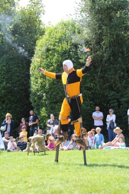 Battle, UK - 14 Temmuz 2019: Ortaçağ aptalı Knights Turnuvası 'ndaki kalabalığı eğlendiriyor.