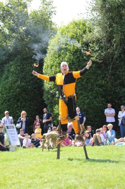 Battle, UK - 14 Temmuz 2019: Ortaçağ aptalı Knights Turnuvası 'ndaki kalabalığı eğlendiriyor.