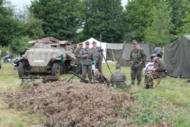 Waterlooville, İngiltere - 26 Mayıs 2019: Solent Overlord Askeri Koleksiyoncular Kulübü ikinci dünya savaşı sahnesini canlandırıyor. Amaç savaşı yüceltmek değil, dünya tarihinin bu zamanlarında insanları eğitmek..