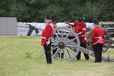 Waterlooville, İngiltere - 26 Mayıs 2019: 19. yüzyıldan kalma taklit bir topun ateşlendiğini gösteren kostüm içindeki silah ekibi.