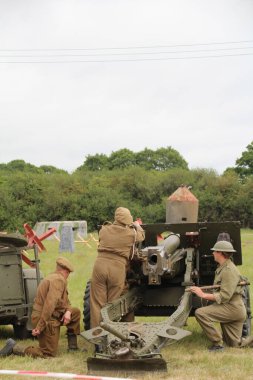 Waterlooville, İngiltere - 26 Mayıs 2019: Solent Overlord Askeri Koleksiyoncular Kulübü Birinci Dünya Savaşı 'ndaki silah mürettebatı sahnesini canlandırıyor. Amaç savaşı yüceltmek değil, dünya tarihinin bu zamanlarında insanları eğitmek..
