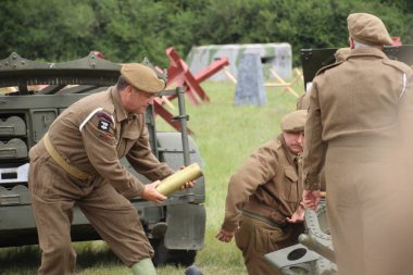 Waterlooville, İngiltere - 26 Mayıs 2019: Solent Overlord Askeri Koleksiyoncular Kulübü Birinci Dünya Savaşı 'ndaki silah mürettebatı sahnesini canlandırıyor. Amaç savaşı yüceltmek değil, dünya tarihinin bu zamanlarında insanları eğitmek..