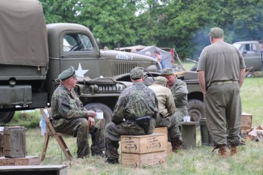 Waterlooville, İngiltere - 26 Mayıs 2019: Solent Overlord Askeri Koleksiyoncular Kulübü ikinci dünya savaşı sahnesini canlandırıyor. Amaç savaşı yüceltmek değil, dünya tarihinin bu zamanlarında insanları eğitmek..