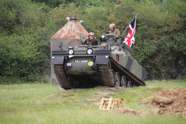 Waterlooville, İngiltere - 26 Mayıs 2019: Askeri araç fuarında zırhlı araç sergileniyor.