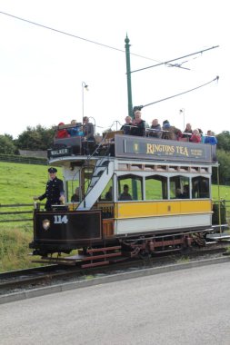 Newcastle, İngiltere - 23 Eylül 2018: Eski restore edilmiş tramvay turistleri açık hava müzesinin farklı bölgelerinde taşımak için kullanılır.