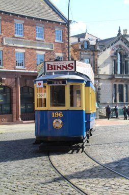 Newcastle, İngiltere - 23 Eylül 2018: Eski restore edilmiş tramvay turistleri açık hava müzesinin farklı bölgelerinde taşımak için kullanılır.