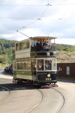 Newcastle, İngiltere - 23 Eylül 2018: Eski restore edilmiş tramvay turistleri açık hava müzesinin farklı bölgelerinde taşımak için kullanılır.