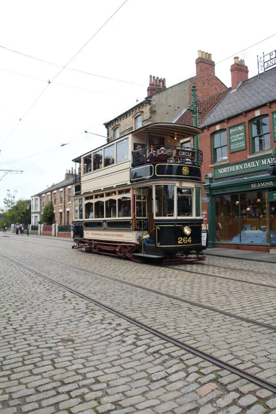 Newcastle, İngiltere - 23 Eylül 2018: Eski restore edilmiş tramvay turistleri açık hava müzesinin farklı bölgelerinde taşımak için kullanılır.