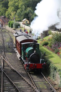 Newcastle, İngiltere - 23 Eylül 2018: Özel bir demiryolu hattında turistik bir yer olarak çalışan buhar treni restore edildi.